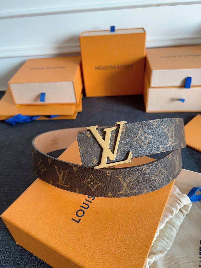 Lv经典款Logo卡头扣腰带 男士最佳选择 搭配西裤或者牛仔裤均可3.8Cm