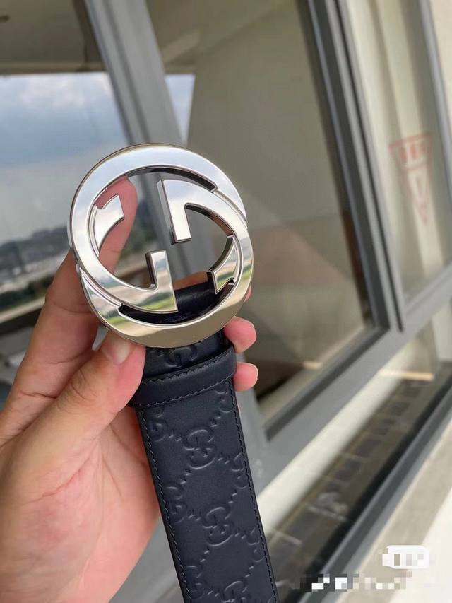 不过时经典款Gucci古驰皮带 不得不说这个设计师的想象力 设计了这款经典的断货王 在专柜上卖了N年了 销量还是一如既往的好 无论商务休闲还有不论年龄大小都容易