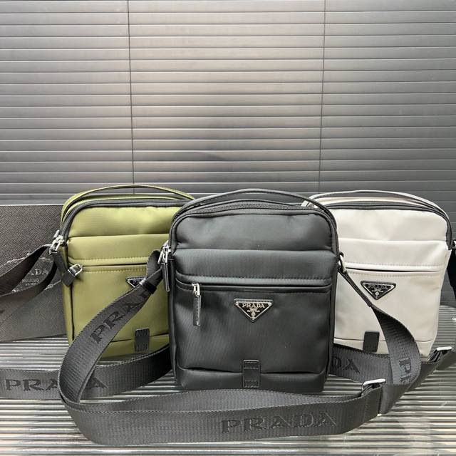 prada 普拉达 印花斜挎包 单肩包 男女通用 经典百搭 实物拍摄 原厂原版面料 配送防尘袋 礼盒 23 X 21 Cm