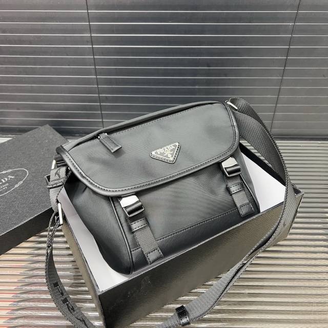 prada 普拉达 印花斜挎包翻盖邮差包 单肩包 男女通用 经典百搭 实物拍摄 原厂原版面料 配送防尘袋 礼盒 18 X 21 Cm