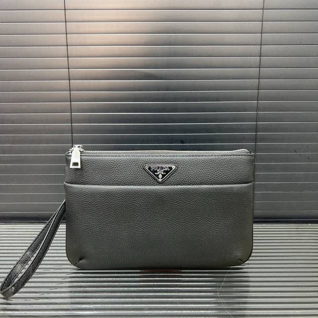 prada 普拉达 牛皮手拿包 手包 经典百搭 实物拍摄 原厂原版面料 高端品质 配送防尘袋 26 X 17 Cm