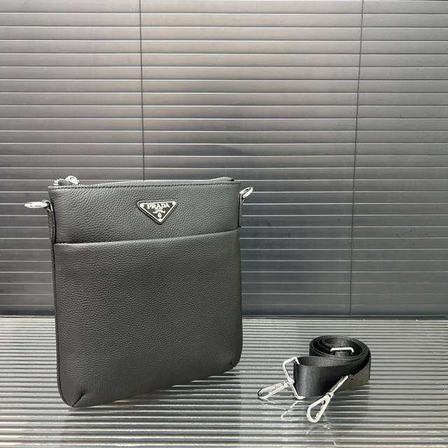 prada 普拉达 牛皮单肩包 斜挎包经典百搭 实物拍摄 原厂原版面料 高端品质 配送防尘袋 27 X 25 Cm