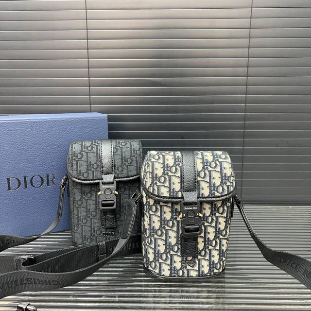 Dior 迪奥 Hit The Road 竖版翻盖信使包手机包 小方包 男女通用斜挎包 单肩包 实物拍摄 防尘袋 礼盒 19 X 13 Cm Dior 迪奥 Hit The Road 竖版翻盖信使包手机包 小方包 男女通用斜挎包 单肩包 实物拍摄 防尘袋 礼盒 19 X 13 Cm