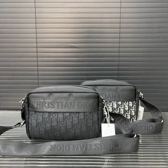 Dior 迪奥 徽标设计尼龙斜挎包 相机包 男女通用斜挎包 单肩包 经典百搭 实物拍摄 原厂原版面料 配送防尘袋 21 X 15 Cm