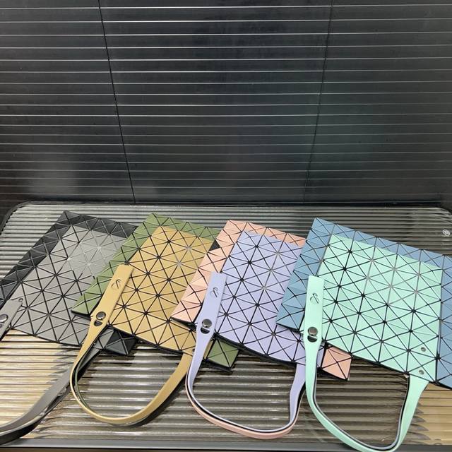 Issey Miyake 三宅一生 prism Kangaroo 二月限定七格哑光拼色 尼龙布 托特包Tote包购物袋电脑包单肩手提包 常规 灰色拼黑色 经典百