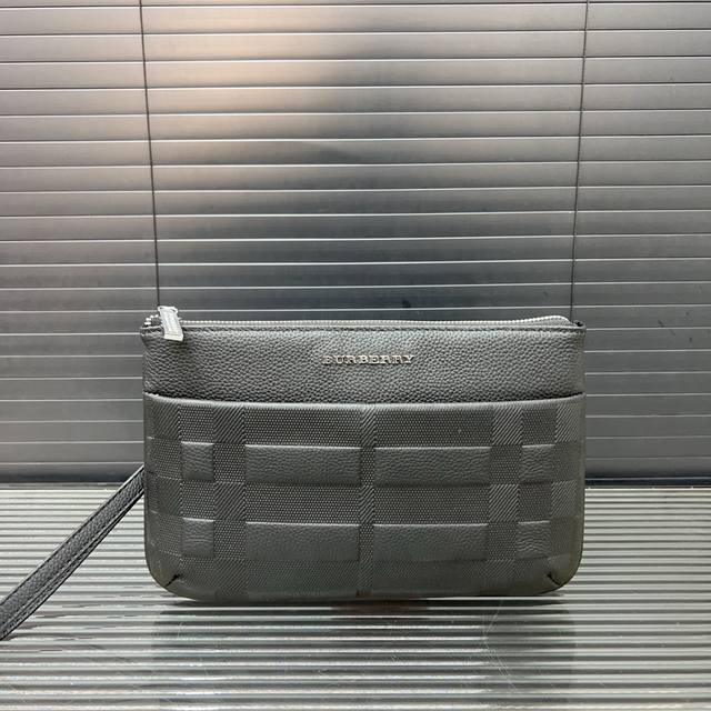 Burberry 巴宝莉 牛皮手拿包 手包 经典百搭 实物拍摄 原厂原版面料 高端品质 配送防尘袋 26 X 17 Cm