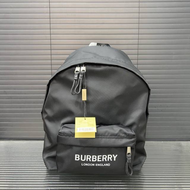 Burberry 巴宝莉 双肩包 男女通用背包 书包 经典Logo搭配原厂工艺材质 休闲百搭 实物拍摄 原厂原版面料 配送防尘袋 30 X 42 Cm