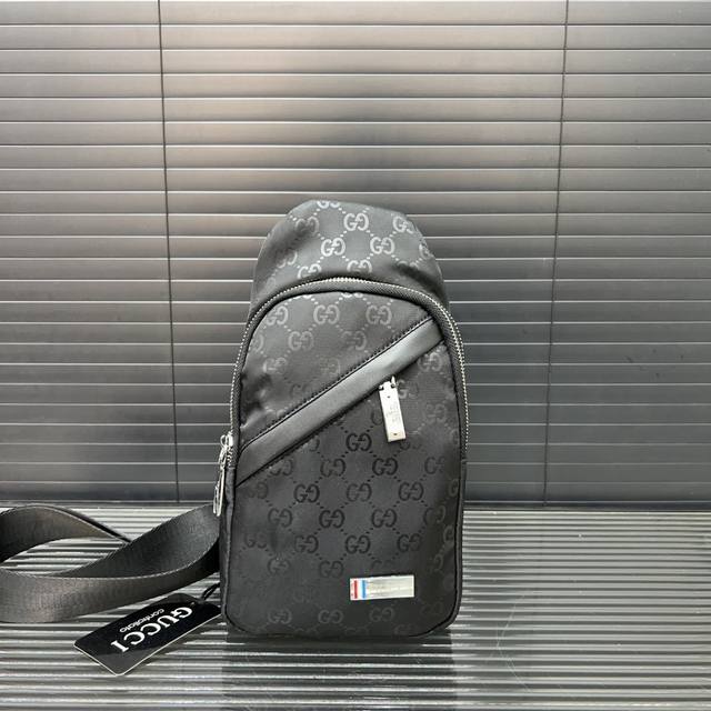 Gucci 古奇 帆布印花胸包 尼龙布斜挎单肩包 日常出行必备 采用原版面料 实物拍摄 配送防尘布袋 28 X 16 Cm