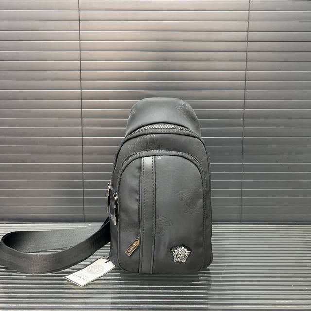 Versace 范思哲 帆布印花胸包 尼龙布斜挎单肩包 日常出行必备 采用原版面料 实物拍摄 配送防尘布袋 28 X 16 Cm