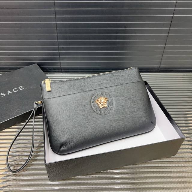 Versace 范思哲 牛皮手拿包 手包 经典百搭 实物拍摄 原厂原版面料 高端品质 配送防尘袋 26 X 17 Cm