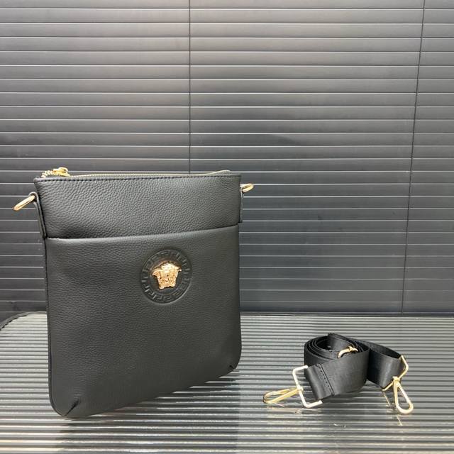 Versace 范思哲 牛皮单肩包 斜挎包经典百搭 实物拍摄 原厂原版面料 高端品质 配送防尘袋 27 X 25 Cm