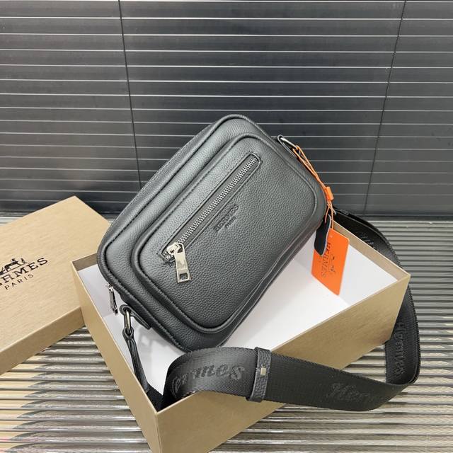 Herm S 爱马仕 男士小牛皮单肩包 邮差包 斜挎包 经典百搭 实物拍摄 原厂原版面料 高端品质 配送防尘袋 礼盒 22 X 15 Cm