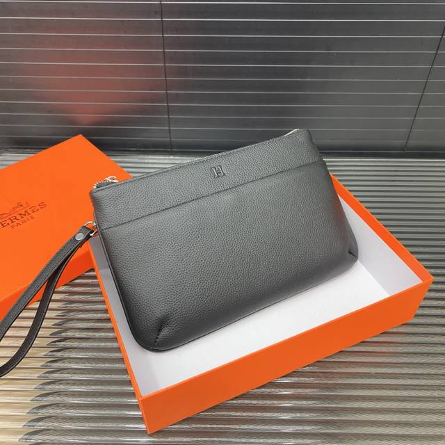 Herm S 爱马仕 牛皮手拿包 手包 经典百搭 实物拍摄 原厂原版面料 高端品质 配送防尘袋 26 X 17 Cm