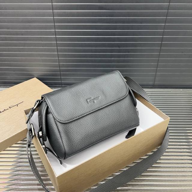 Ferragamo 菲拉格慕 牛皮邮差包 翻盖单肩包 经典百搭 实物拍摄 原厂原版面料 配送防尘袋 24 X 15 Cm