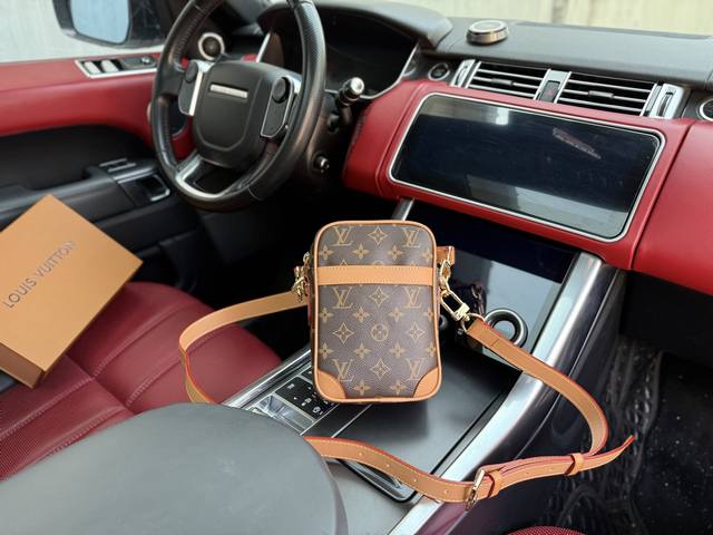 高端货 新款 Louis Vuitton Lv单肩包 路易威登斜挎包 M14013 Louis Vuitton 通体印花图案拉链开合 皮革饰边 单肩斜挎手提包