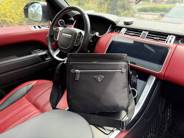 高端货 最新款 prada 普拉达单肩包普拉达邮差包斜挎包 字母Logo徽标可调节肩带Saffiano皮革邮差包单肩斜挎包 男款 黑色 尼龙和Saffiano