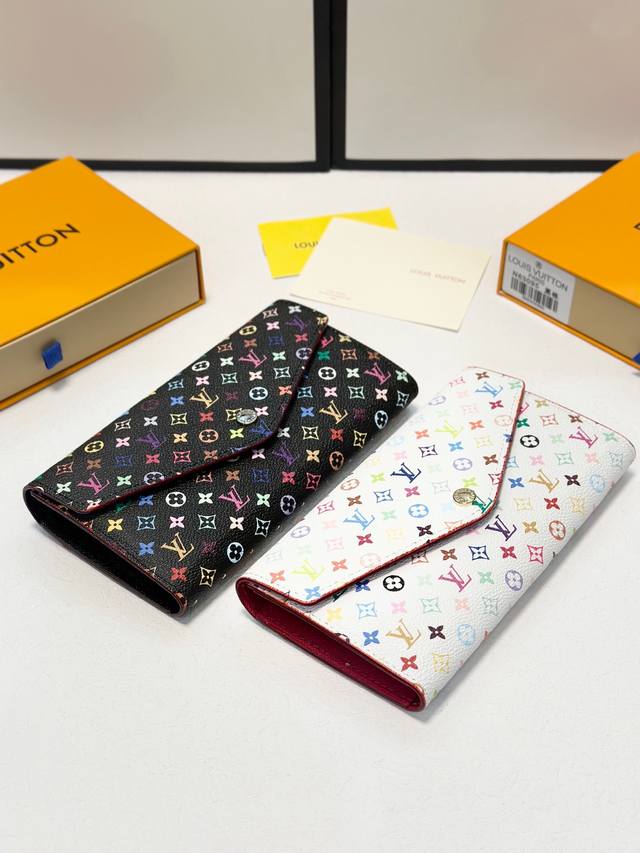 颜色 黑彩 白彩尺寸19X10型号 M60531专柜新款这款信封式钱夹以优雅的帆布.内头层牛皮制成.整体柔软 内部设计精巧独特 拥有各种口袋和18位卡槽