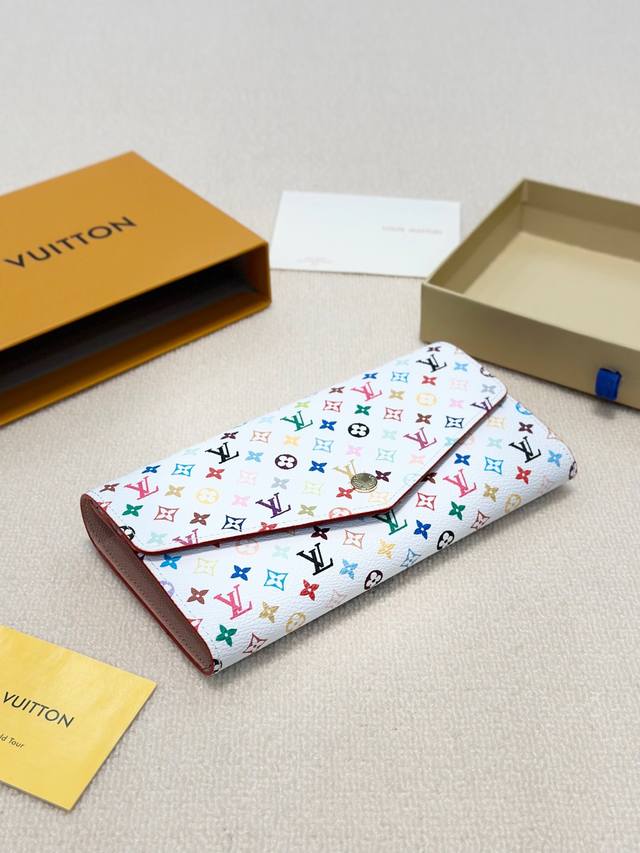 颜色 白彩配粉尺寸19X10型号 M60531专柜新款这款信封式钱夹以优雅的帆布.内头层牛皮制成.整体柔软 内部设计精巧独特 拥有各种口袋和18位卡槽