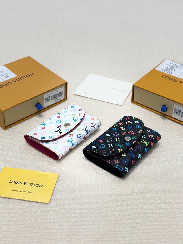 颜色 黑彩 白彩尺寸11X9高版本短款钱夹以优雅的帆布.内头层牛皮制成.整体柔软 内部设计精巧独特 拥有口袋和卡位