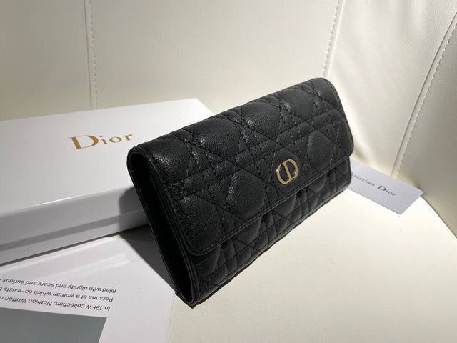 Dior 3608颜色 黑色尺寸 19*10.5*3.5Dior专柜款火爆登场 采用进口小牛皮 绝美绣线 做工精致 媲美专柜 Dior 3608颜色 黑色尺寸 19*10.5*3.5Dior专柜款火爆登场 采用进口小牛皮 绝美绣线 做工精致 媲美专柜