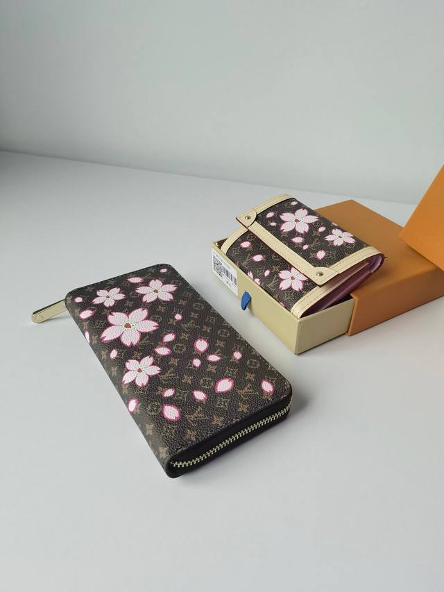 颜色 粉尺寸 19.5X10.5M13433 新款 樱花 系列 拉环的拉链式开口令精致设计更臻完美 井井有条的内部设有三个宽敞的隔层 一个带拉链的零钱袋和 12