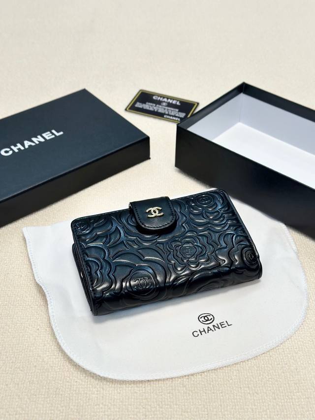 颜色 黑尺寸 15X10永恒的经典 小香山茶花钱包已出货 采用进口牛皮压花菱格 手感好 多卡位 一个金属拉链袋 多个隔层 时尚大方