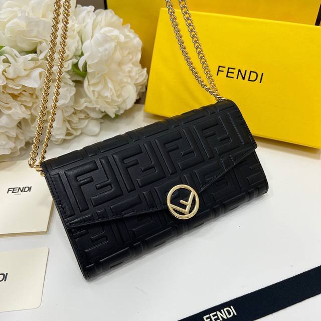 Fendi 2601颜色 黑色尺寸 19*10.5*3.5 fendi 专柜同步 可肩背专柜品质顶级进口牛皮 海外订制钥匙扣五金 做工油边精湛