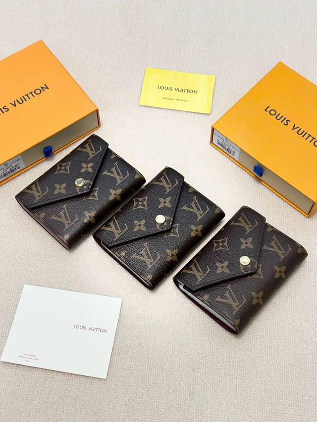 颜色 咖 粉 紫红尺寸 12X9.5型号 41938Lv X Yk Victorine 钱夹出自路易威登 X 草间弥生合作系列 波点图案贯穿这位日本艺术家的创作