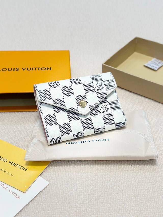 颜色 白格尺寸 12X9型号 41938Lv X Yk Victorine 钱夹出自路易威登 X 草间弥生合作系列 波点图案贯穿这位日本艺术家的创作生涯 此番借