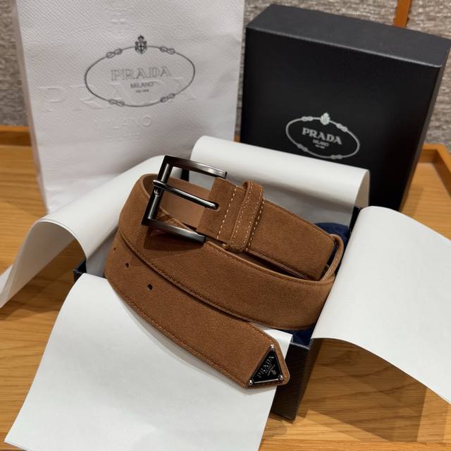 普拉达家男士麂皮腰带 这款绒面牛皮革腰带风格简约而不失精致 末端醒目装饰涂珐琅三角形金属徽标. 宽度3.5Cm