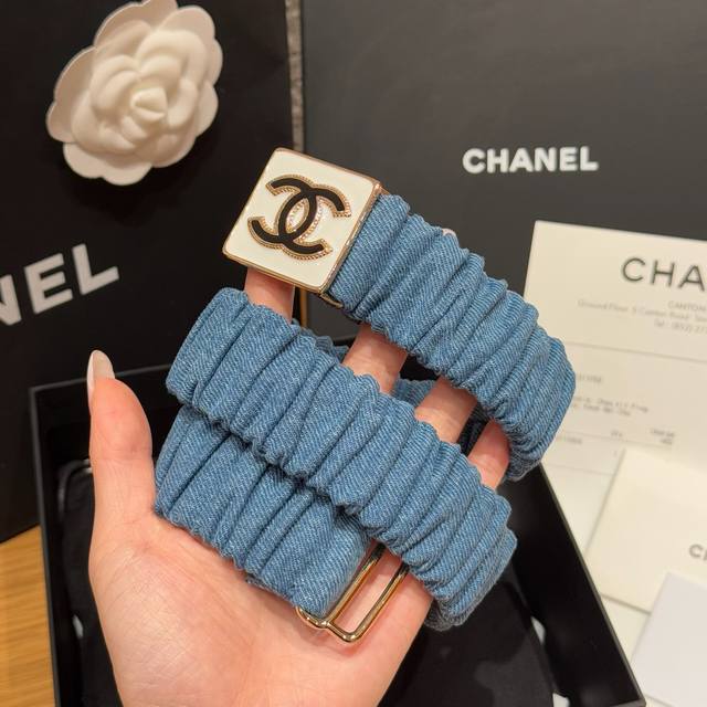 小香家新款腰带 柔软的牛仔面料 带着慵懒随性的气息 褶皱设计更是增添了几分灵动俏皮 仿佛在诉说着法式浪漫 标志性的双C Logo闪耀夺目 镶嵌的水钻如同繁星点点