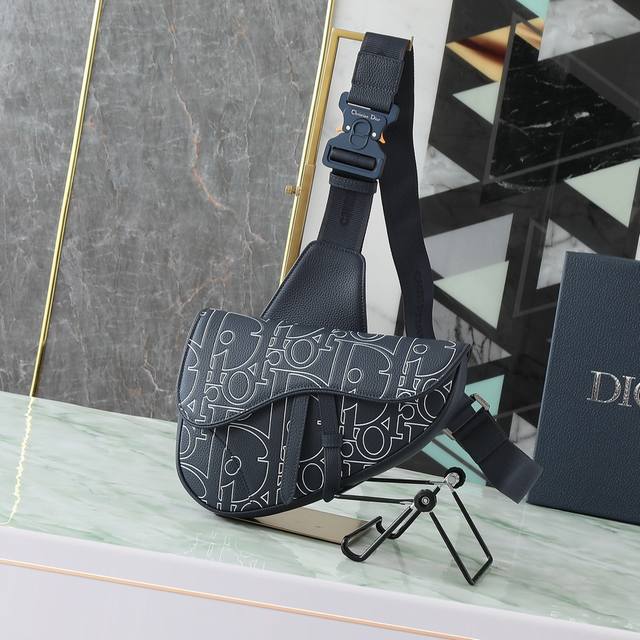 这款马鞍包时尚经典 采用海军蓝色Dior Gravity Outline皮革等材质精心制作 这是一种压花粒面牛皮革 饰以3D效果Dior 经典图案 彰显图形魅力
