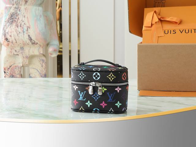 顶级原单 独家实拍 M14033黑彩 迷你号化妆包系列 Nice Nano 化妆包 2025年村上隆联名合作系列 以 Monogram 帆布塑造精巧构型 可摆放 顶级原单 独家实拍 M14033黑彩 迷你号化妆包系列 Nice Nano 化妆包 2025年村上隆联名合作系列 以 Monogram 帆布塑造精巧构型 可摆放