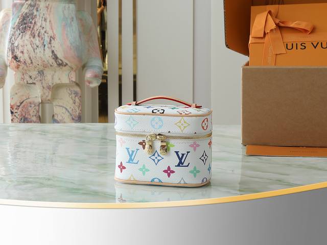 顶级原单 独家实拍 M14033白彩 迷你号化妆包系列 Nice Nano 化妆包 2025年村上隆联名合作系列 以 Monogram 帆布塑造精巧构型 可摆放