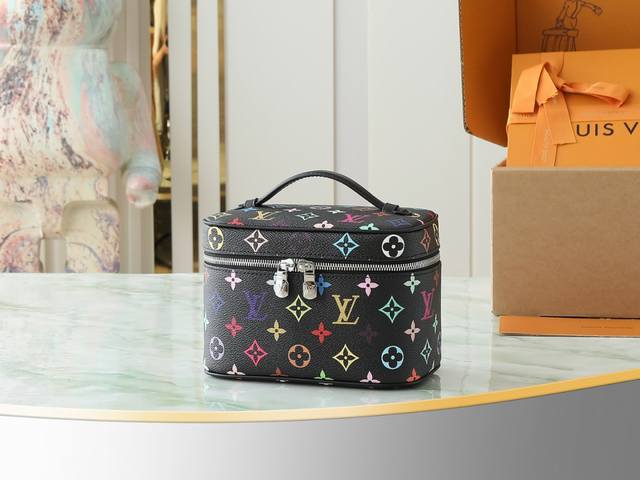 顶级原单 独家实拍 M13747 44495黑彩彩 2025村上隆联名Nice 迷你化妆包以柔软的 Monogram 帆布造就精巧身形 搭配放平即可释放空间的皮