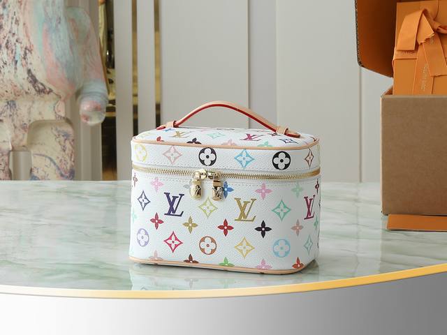 顶级原单 独家实拍 M13747 44495白彩 2025村上隆联名Nice 迷你化妆包以柔软的 Monogram 帆布造就精巧身形 搭配放平即可释放空间的皮革