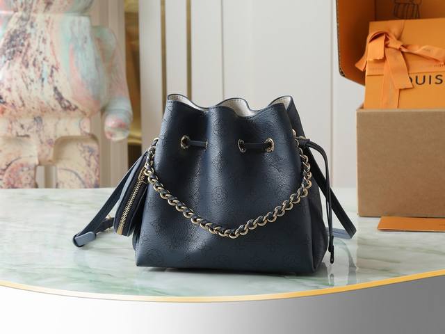 顶级原单 独家实拍 M14315深蓝 镂空 全皮水桶包 Bella 手袋 本款 Bella 手袋为 Monogram Us镂花穿孔皮革渲染考究色调 再以编织链条