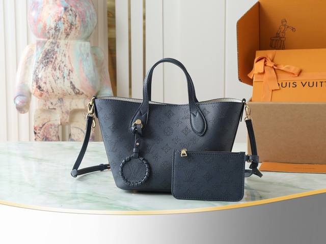 顶级原单 独家实拍 M14317深蓝 镂空 全皮水桶包 Blossom Ys 小号手袋 本款 Blossom Ys小号手袋为镂花穿孔牛皮革渲染经典色调 轻松演绎