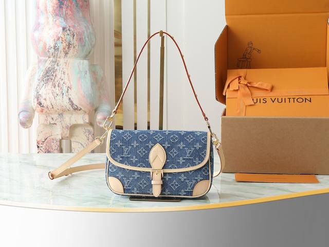 顶级原单 独家实拍 M13070 牛仔 法棍包系列 新款 Diane 手袋 黛安挎包是由 Monogram Empreinte 以品牌的标志性压花皮革制成 这款