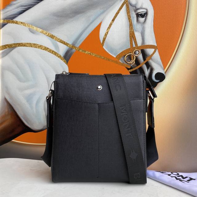 万宝龙-最新款 男士斜挎手提包官网同步 原单品质 采用大班软皮粒纹进口小牛皮制作 皮质柔软 手感超赞 独特设计足以彰显其奢华感 高端大气上档次 百搭单品 型号 万宝龙-最新款 男士斜挎手提包官网同步 原单品质 采用大班软皮粒纹进口小牛皮制作 皮质柔软 手感超赞 独特设计足以彰显其奢华感 高端大气上档次 百搭单品 型号