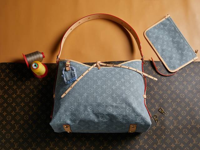 顶级原单 独家实拍 动态163 M13289对版浅色五金 动态163顶级原单 动态163 本款 Carryall 中号手袋令诞生于 2005 年的 Monogr