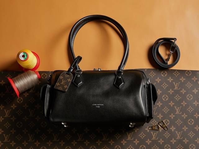 顶级原单 独家实拍 动态163 黑色M12934本款 Speedy Cargo 手袋出自 Lv Vibe 系列 以前卫笔触焕新 1930 年代的经典设计 亮泽羊
