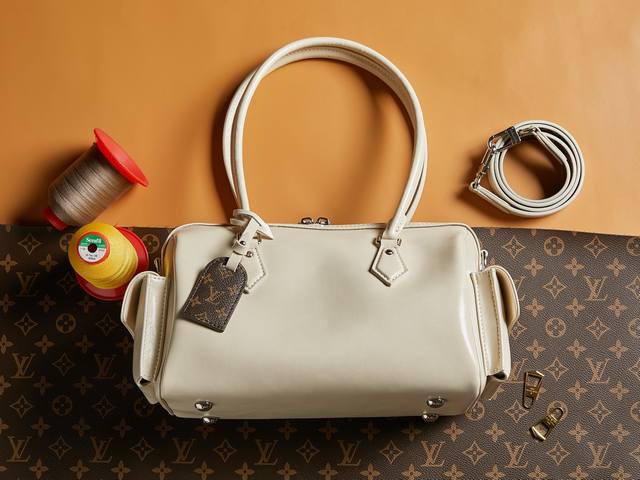顶级原单 独家实拍 动态163 白色M12965本款 Speedy Cargo 手袋出自 Lv Vibe 系列 以前卫笔触焕新 1930 年代的经典设计 亮泽羊