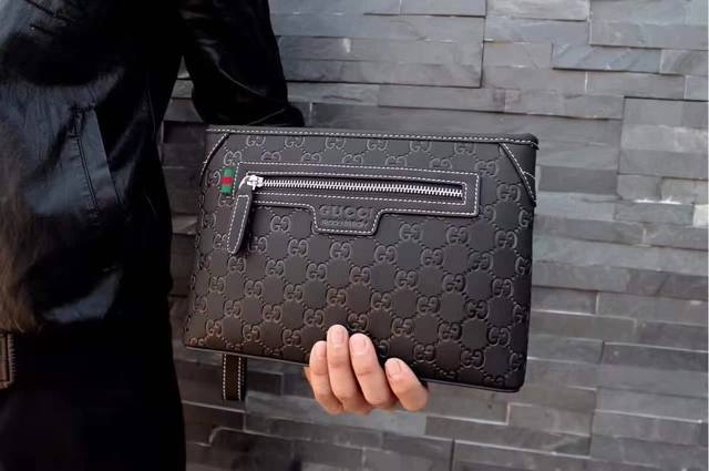 批 新款 古奇Gucci 顶级 原单 水货无压力采用进口原厂皮进口五金媲美柜货 由一支具有十年经验功底团队打造 做工精细 欢迎对比图片是实物拍摄 添加任何效果规