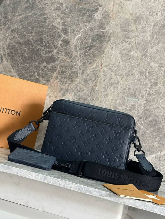 Trio 邮差包 型号 M14785蓝色 本款 Trio 邮差包取材柔软 Monogram Shadow 压纹牛皮革 为摩登 Monogram 压纹图案浸染活力