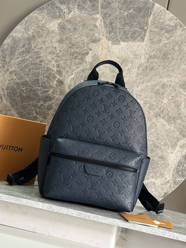 Discovery 小号双肩包 m14884深蓝色 本款 Discovery 小号双肩包以 Monogram Shadow 压纹牛皮革塑造宽敞空间与圆润构型 借