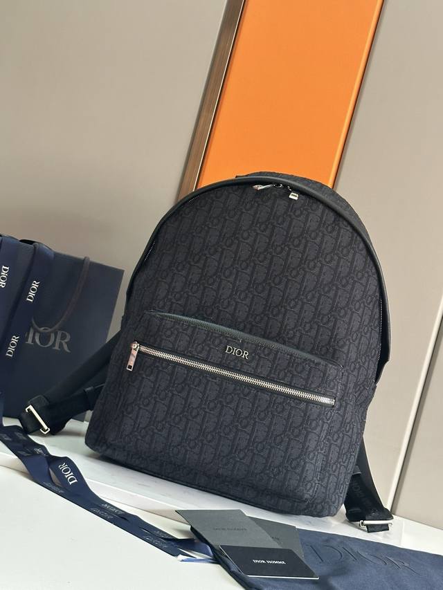 大号白字唛上 顶级原单 这款 Rider 双肩背包轮廓简约 经典的学院款式洋溢着活力 时尚现代 采用米色和黑色提花面料精心制作 饰以 Oblique 印花 延续