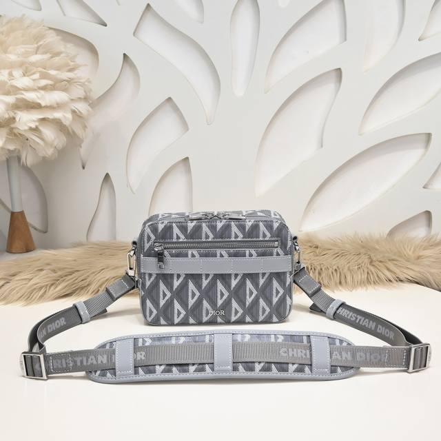 dior-迪奥专柜最新款信使包 斜挎包 单肩包官网同步 D707 原单品质 采用迪奥灰Cd Diamond 图案帆布精心制作 拉链隔层和正面口袋可收纳各种日常用