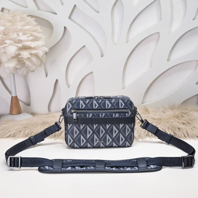 dior-迪奥专柜最新款信使包 斜挎包 单肩包官网同步 D707 原单品质 采用迪奥蓝Cd Diamond 图案帆布精心制作 拉链隔层和正面口袋可收纳各种日常用