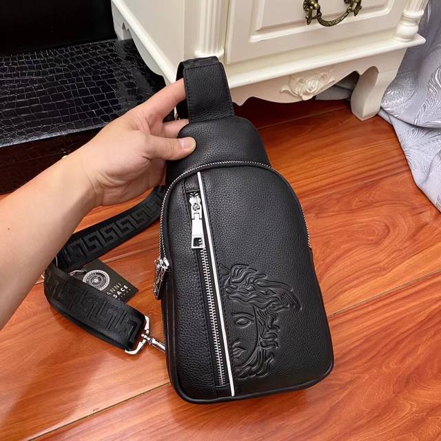 批 范思哲 美杜莎半脸胸包多隔层 性价比特别高 顶级高端大气进口原版头层牛皮 耐磨耐刮名师设计 资深裁缝立体剪裁完美版型上身效果极佳设计理念独特 实物拍摄 触摸